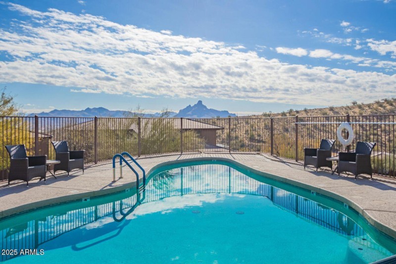 Pool w/ VIEWS!!
