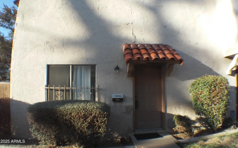 8819 N 12th Pl Front Door Entry