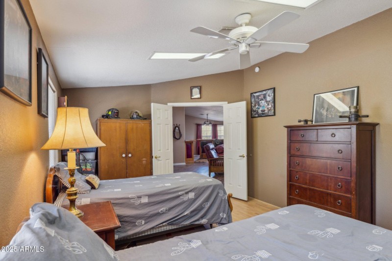 21-web-or-mls-43228-n-14th-st