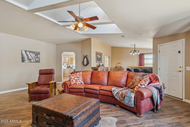 4-web-or-mls-43228-n-14th-st