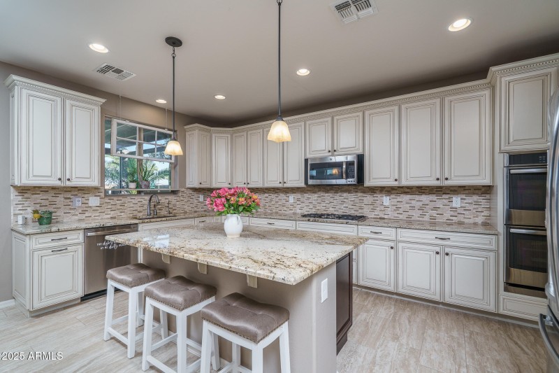 6) KITCHEN