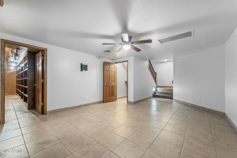 048_1235 E Clearview Dr