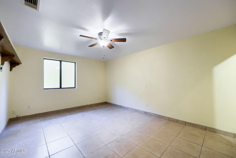 054_1235 E Clearview Dr