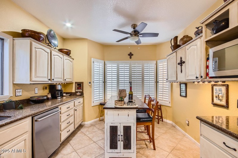 16 Breakfast Area