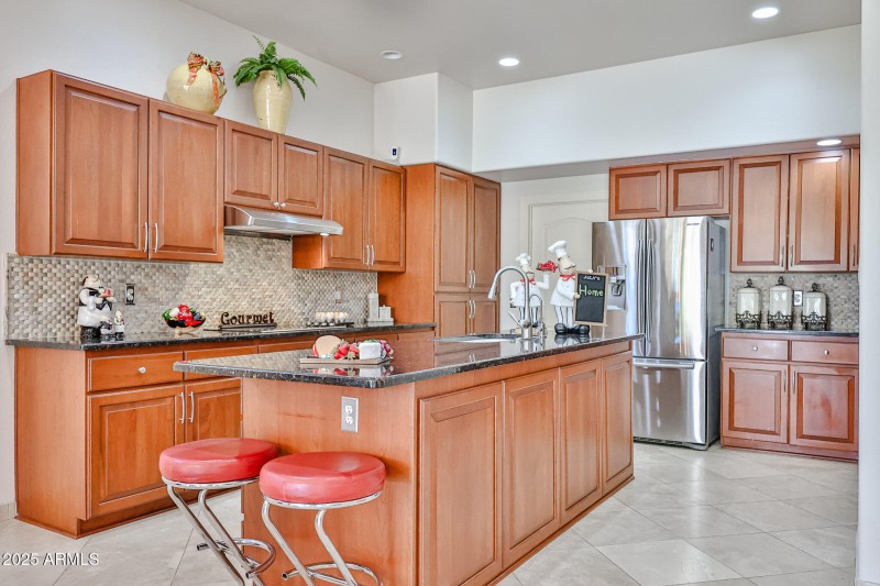 Oversized Island with Breakfast Bar