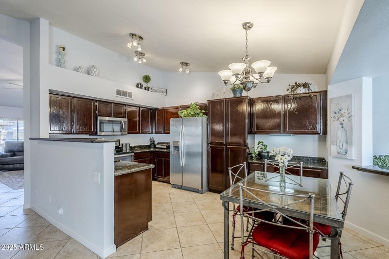 Dining & Kitchen