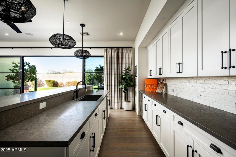 Wet Bar w/Ice Maker