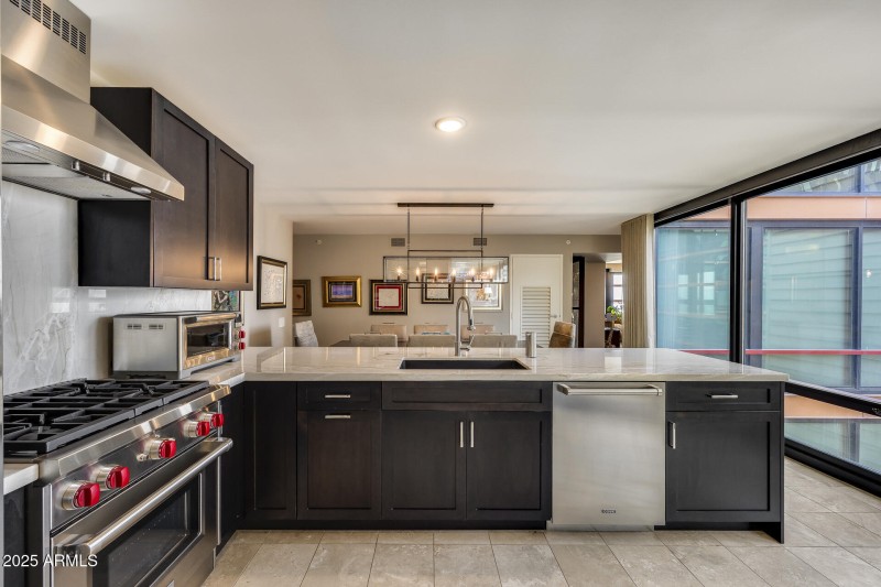 Eat-in Kitchen