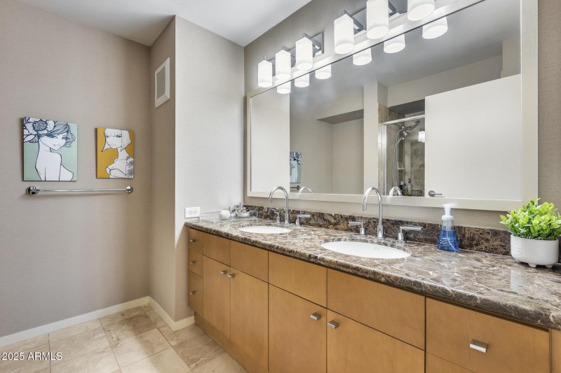 En Suite Full Bath