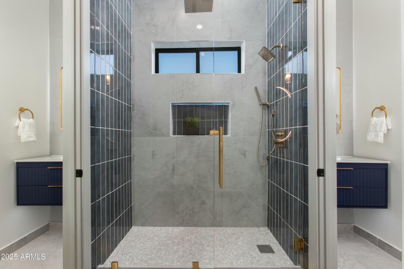 WALK-IN SHOWER