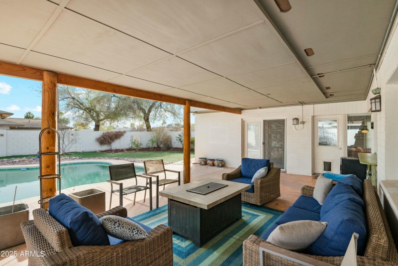 1407 E Laguna Dr