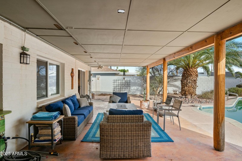 1407 E Laguna Dr