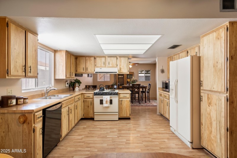 Dakota Kitchen CU