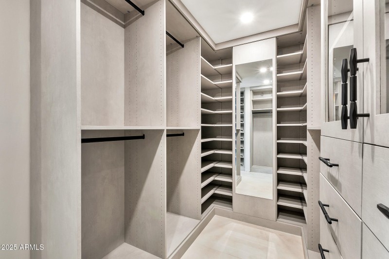 1040 E Osborn 404-22