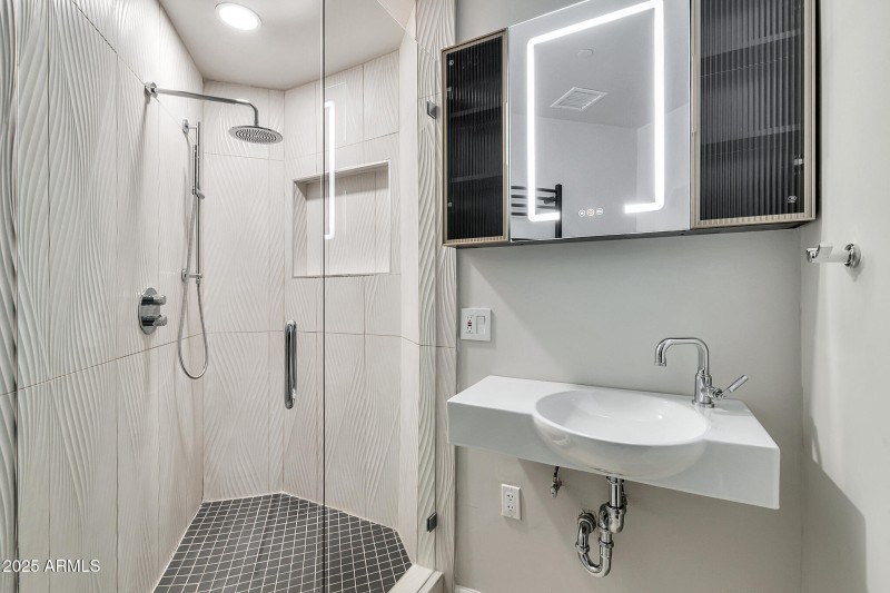 1040 E Osborn 404-32