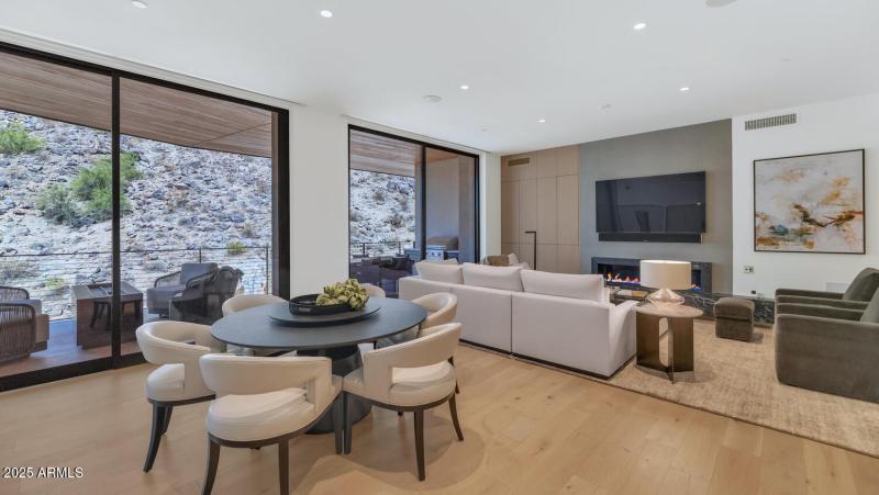 5000 N Camelback Ridge Dr-large-009-013-