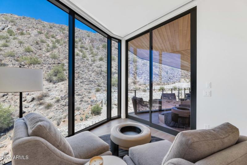 5000 N Camelback Ridge Dr-large-017-029-