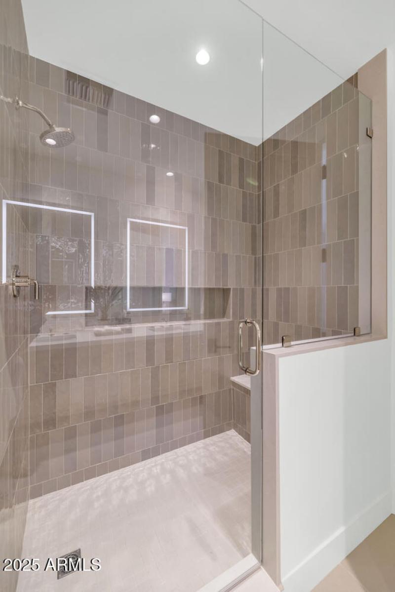 5000 N Camelback Ridge Dr-large-029-042-