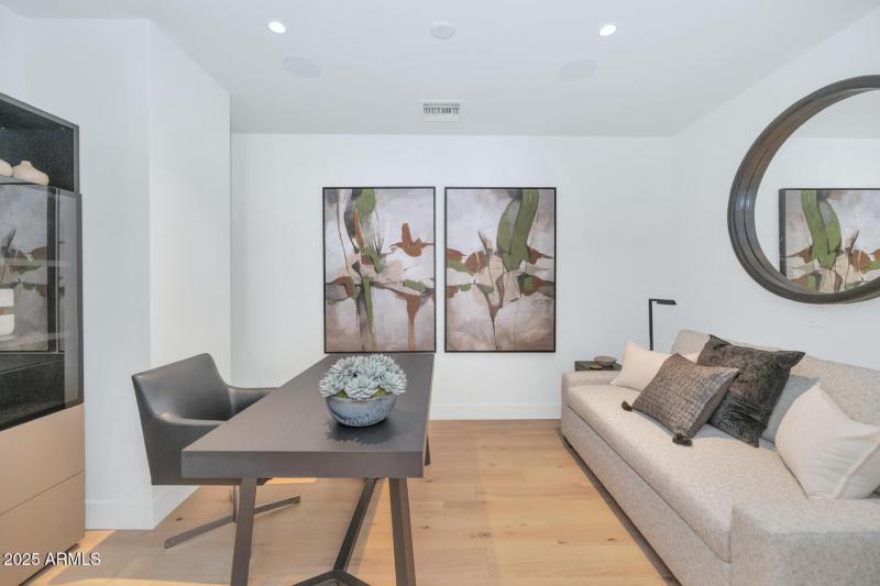 5000 N Camelback Ridge Dr-large-030-032-