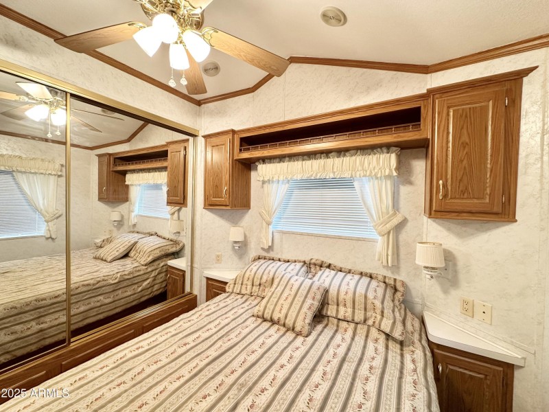 QUEEN SIZE LIFT & STORE BED