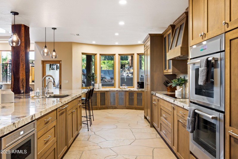 Oven, Island, Breakfast Nook