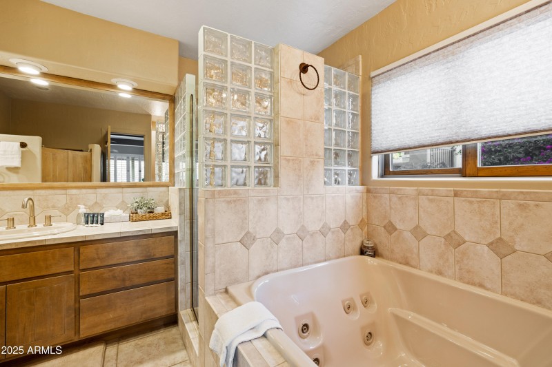 Main House Guest En-Suite Bath