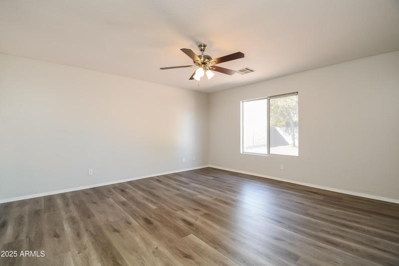 003-photo-main-bedroom-14351791