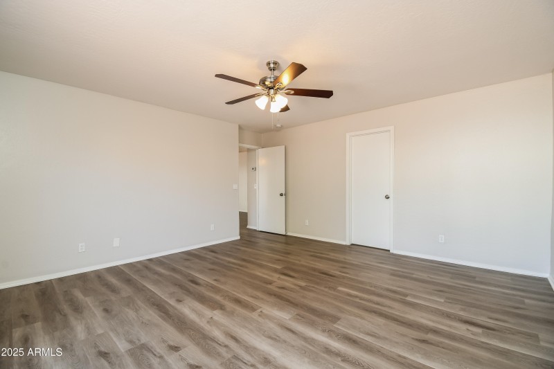 004-photo-main-bedroom-14351792