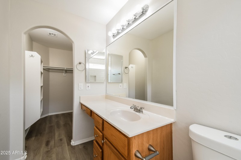 005-photo-main-bathroom-14351793
