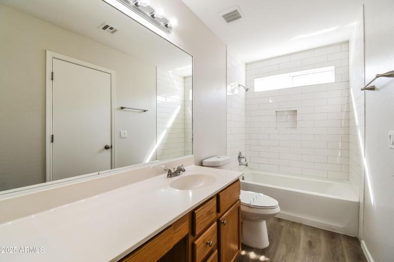 006-photo-main-bathroom-14351794