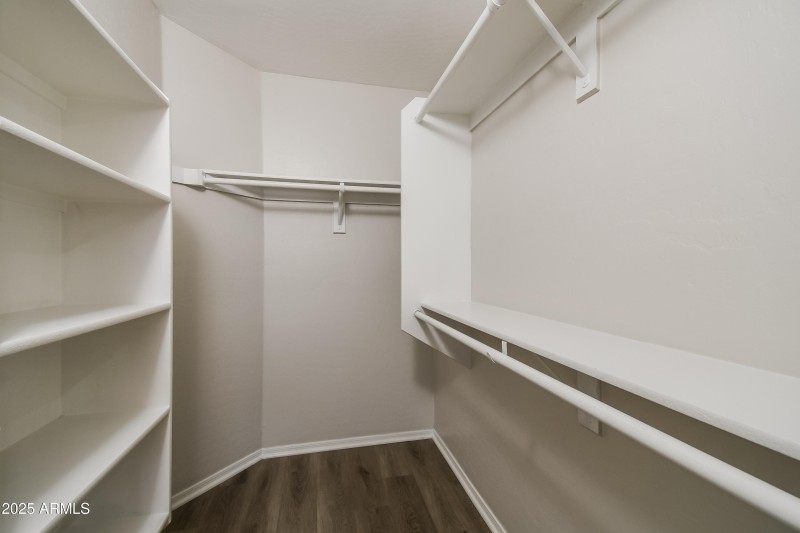 007-photo-walk-in-closet-14351795