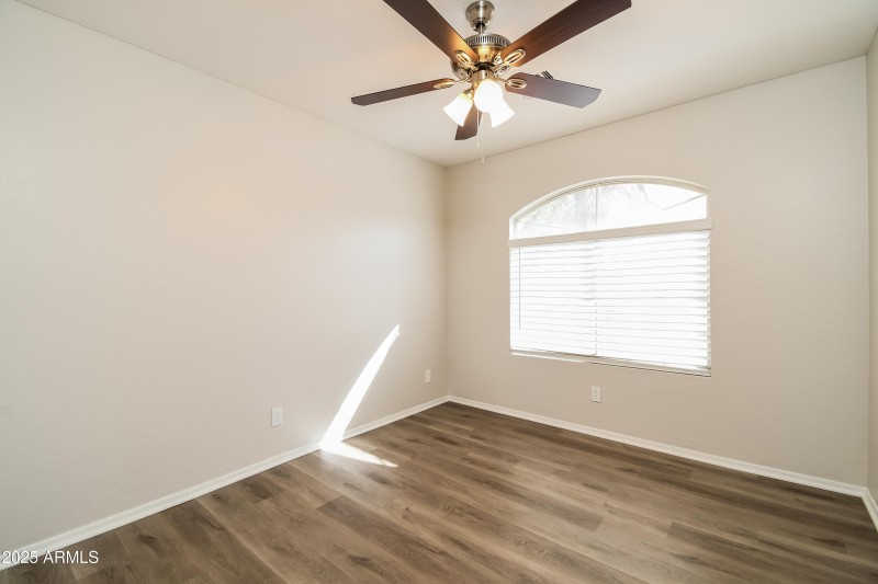 008-photo-bedroom-14351796