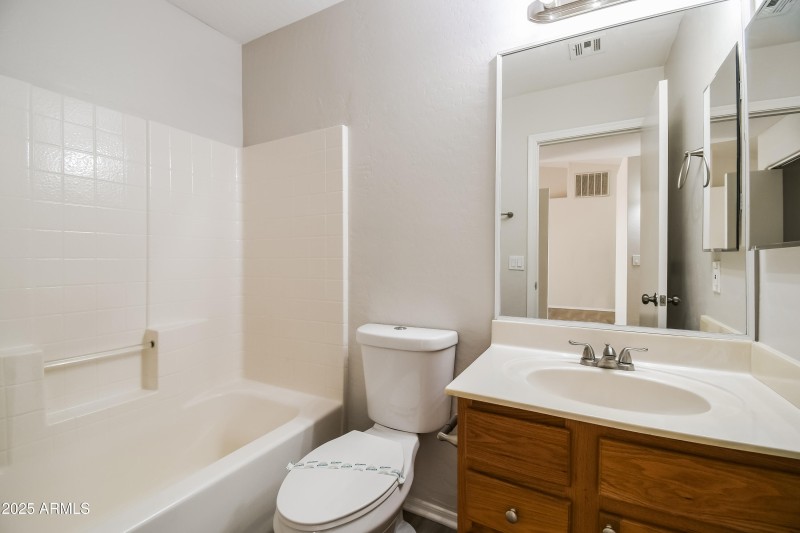 010-photo-bathroom-14351798