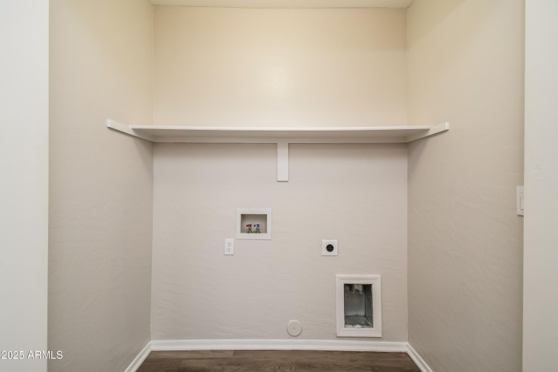 011-photo-laundry-room-14351799