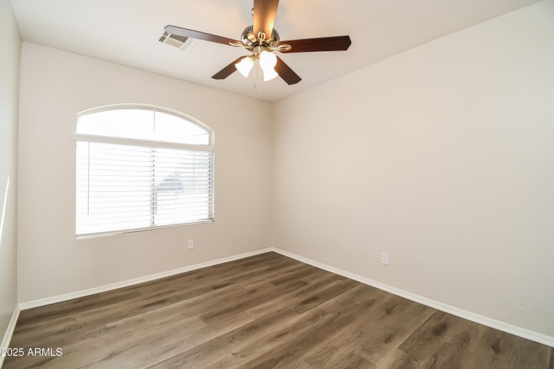 012-photo-bedroom-14351800