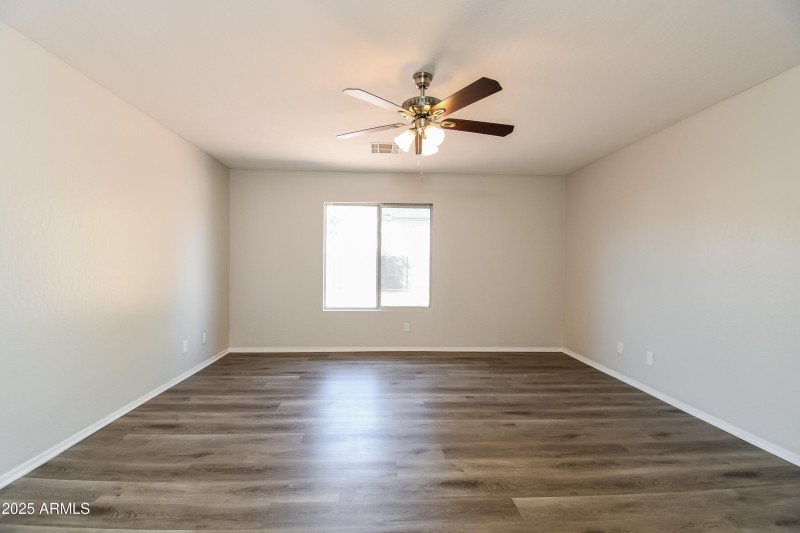 015-photo-main-bedroom-14351803