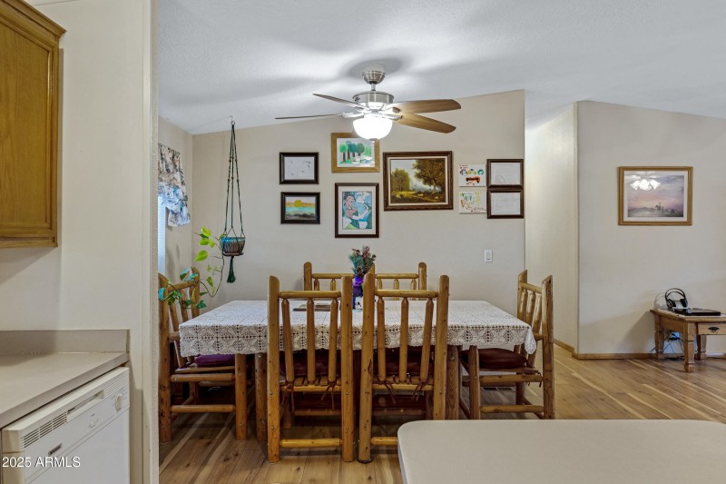 24-Breakfast Nook
