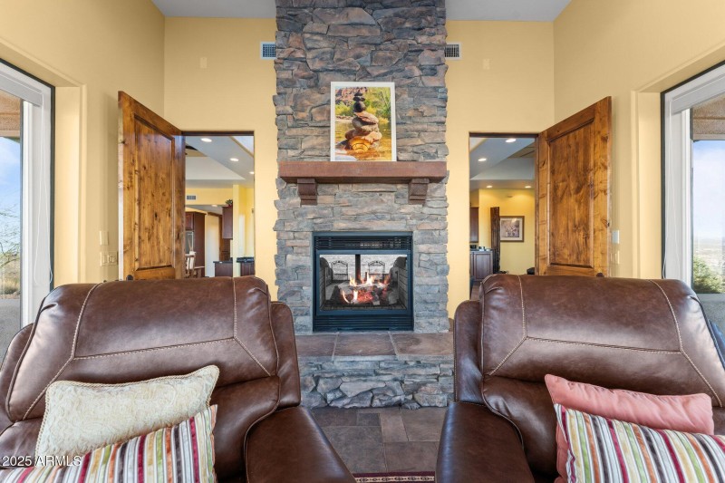 Two-way fireplace