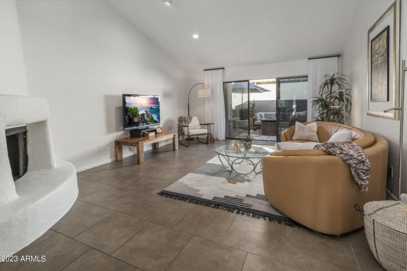 Family Room w/fireplace