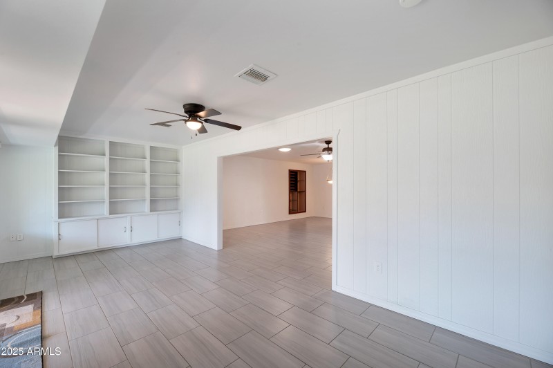 Large bonus room with sheving nook