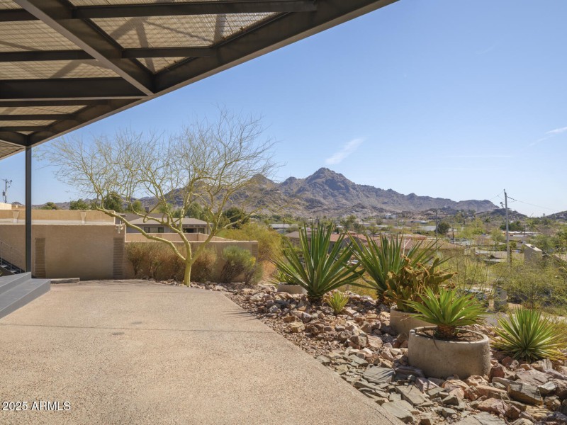 Listings_1340_E_LasPalmaritasDr_Images-2