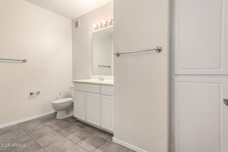 Spacious Full Bathroom