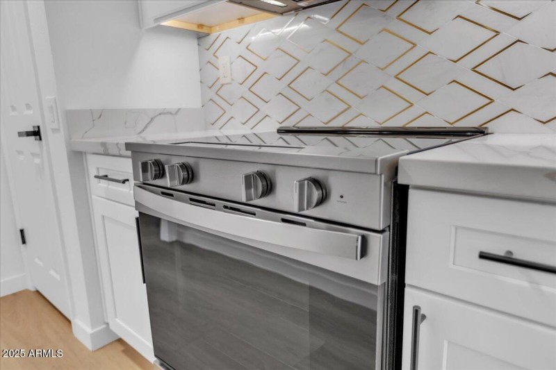 32-Cabinet Lights & Backsplash