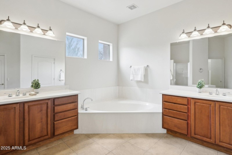28-web-or-mls-N Washbed Dr-028