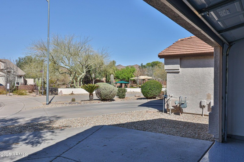 driveway to park