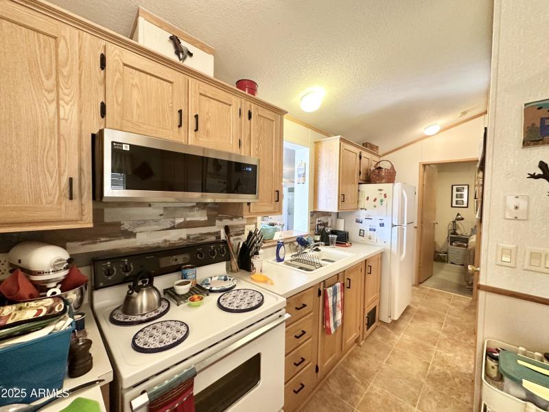 NEW MICROWAVE/FULL SIZE STOVE