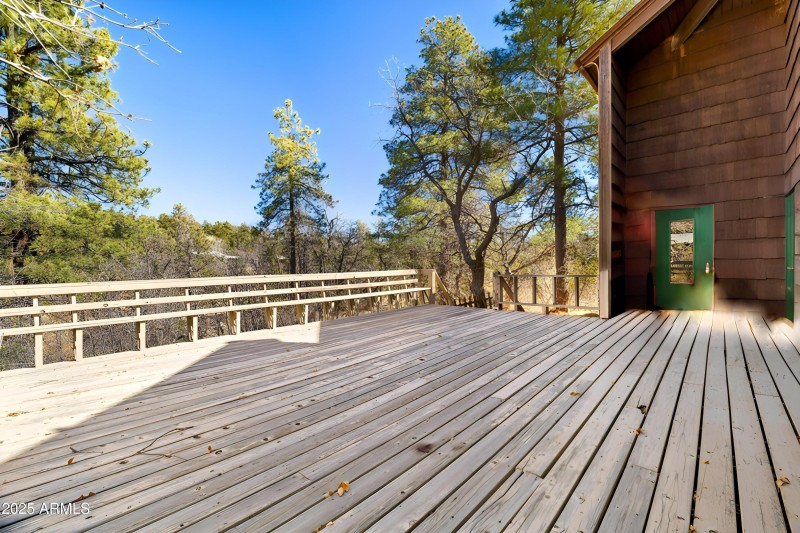 10-Lodge Deck