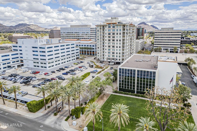2211 Exterior