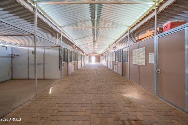 14 Stall barn