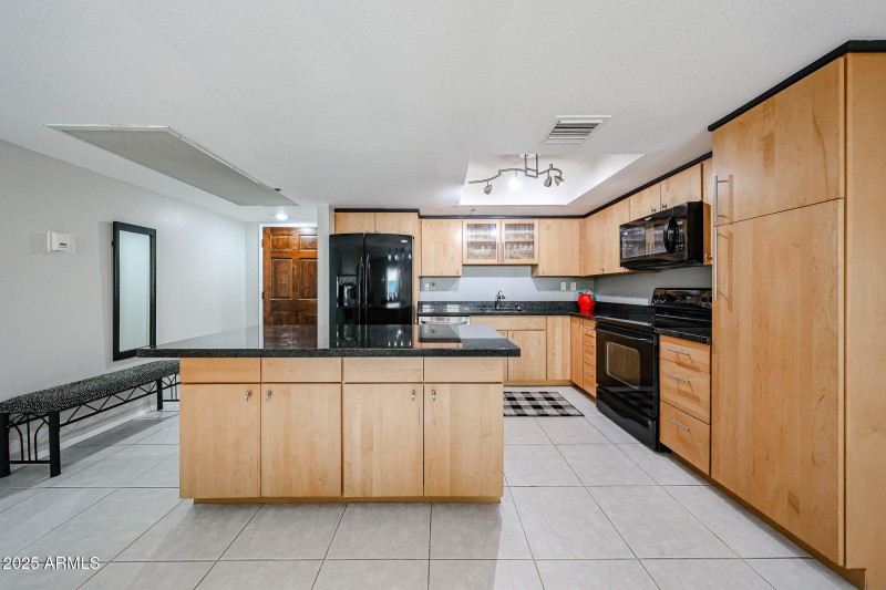Large Island In Kitchen